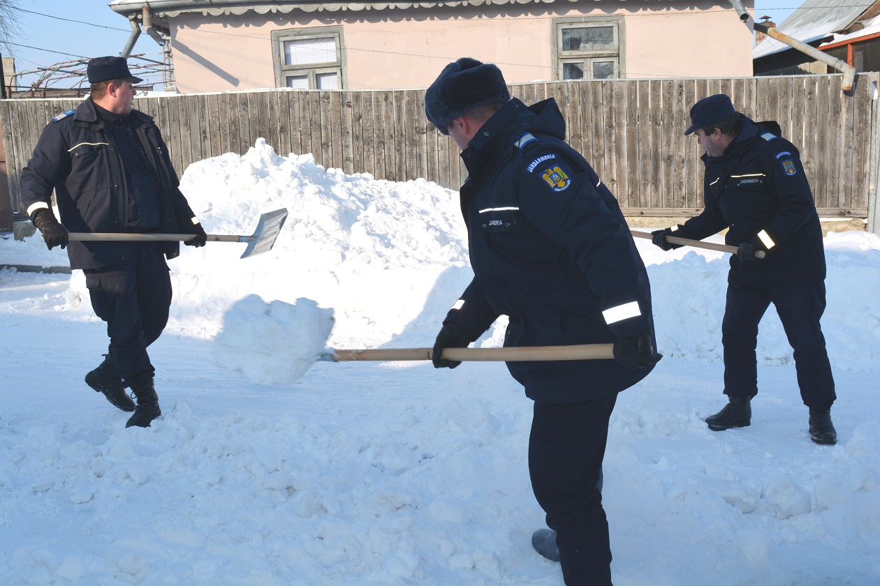 Intervenţia jandarmilor tulceni pentru deszăpezirea persoanelor afectate de ninsori