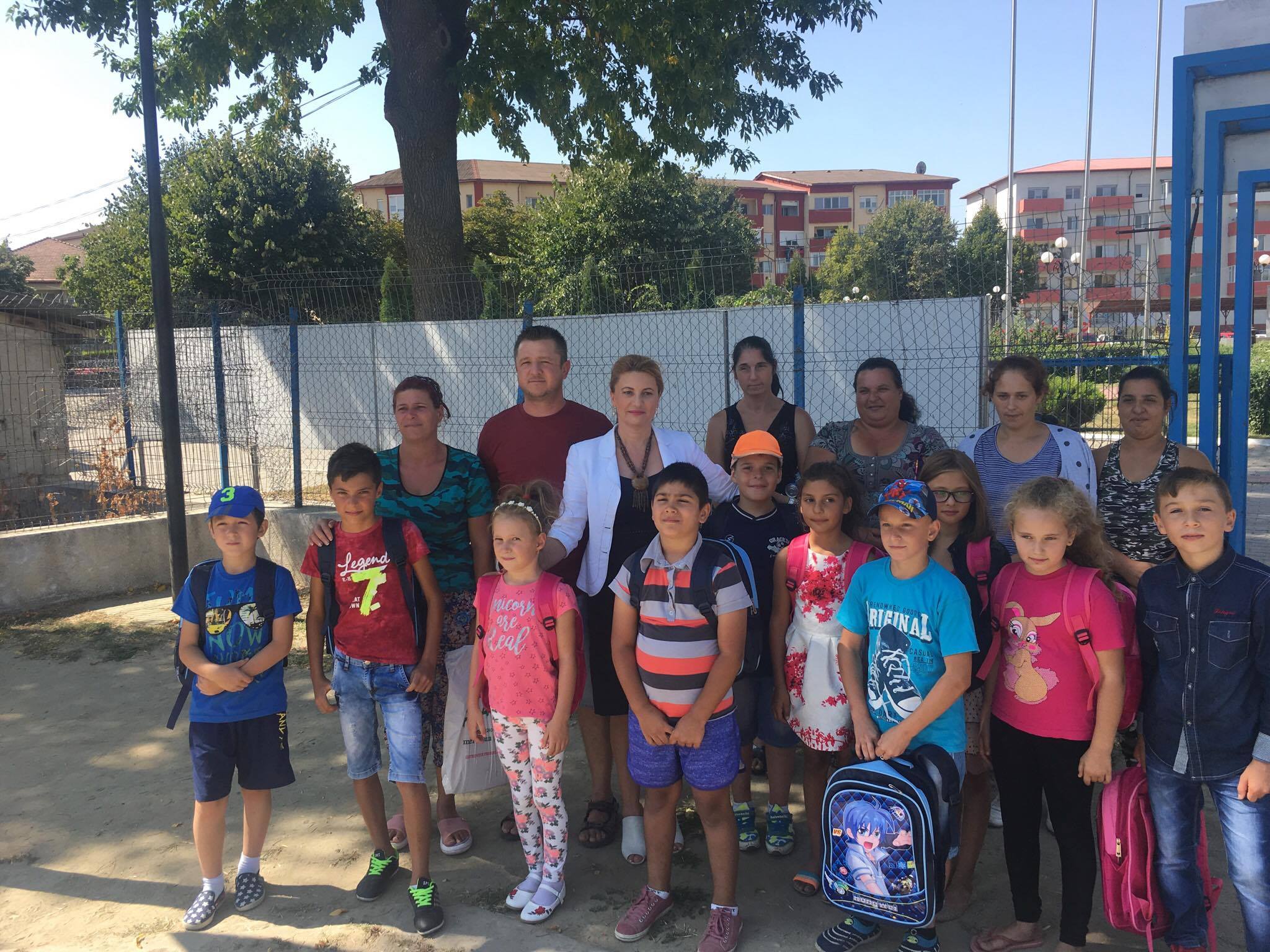 Zeci de copii din Macin şi Isaccea vor începe luni şcoala cu ghiozdane şi rechizite şcolare noi oferite de doamna deputat Anişoara Radu