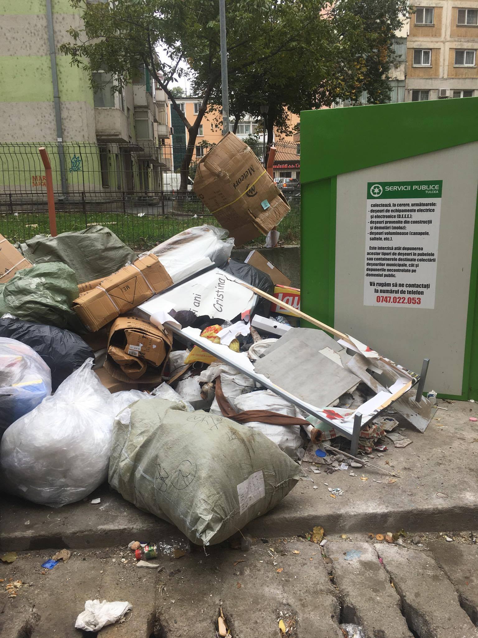 Un bărbat și o femeie din municipiul Tulcea s-au ales cu amendă pentru aruncarea gunoaielor din mașină pe carosabil!