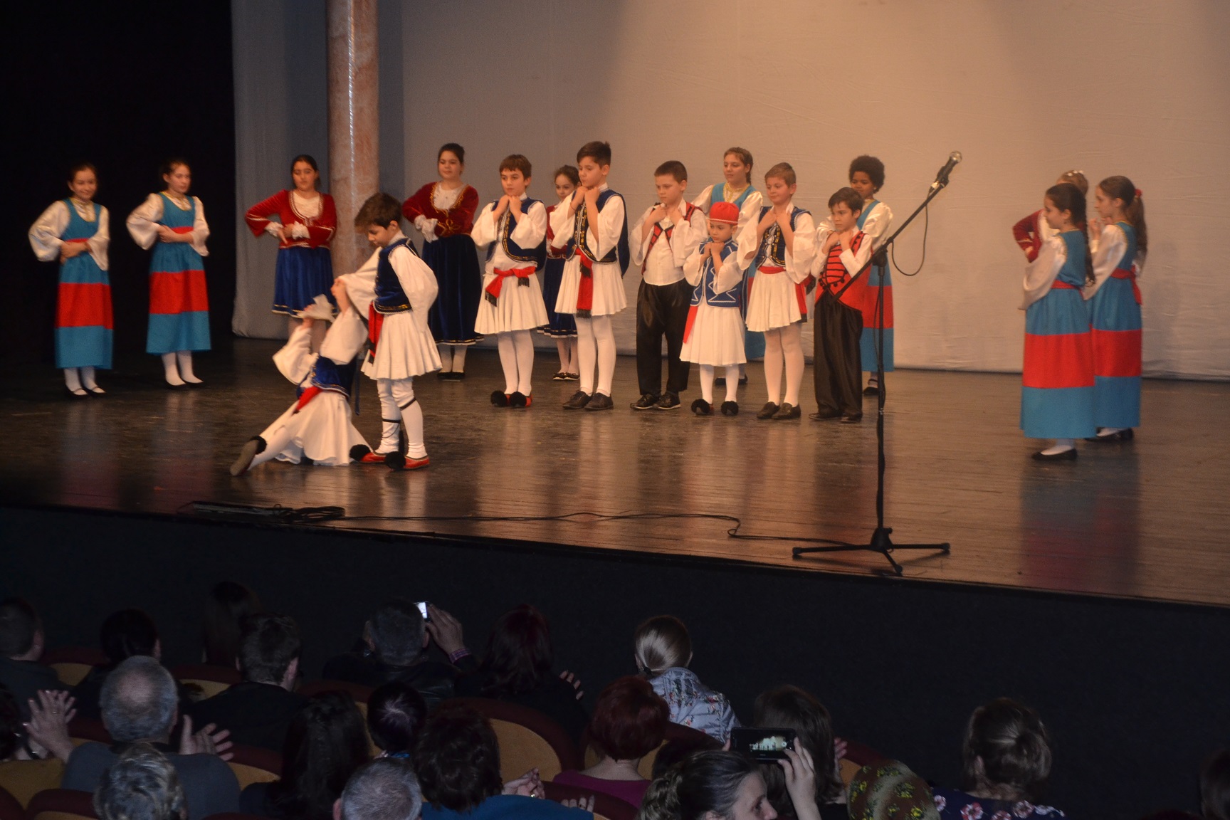 Tineretul elen, spectacol în zi de mare sărbătoare