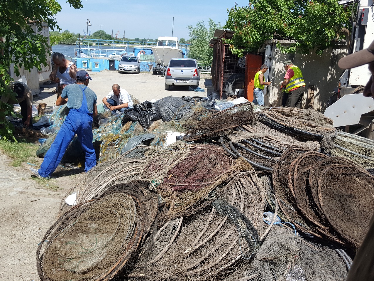 Comisariatul Integrat de Control Delta Dunării a distrus ieri peste 3000 de unelte de pescuit confiscate