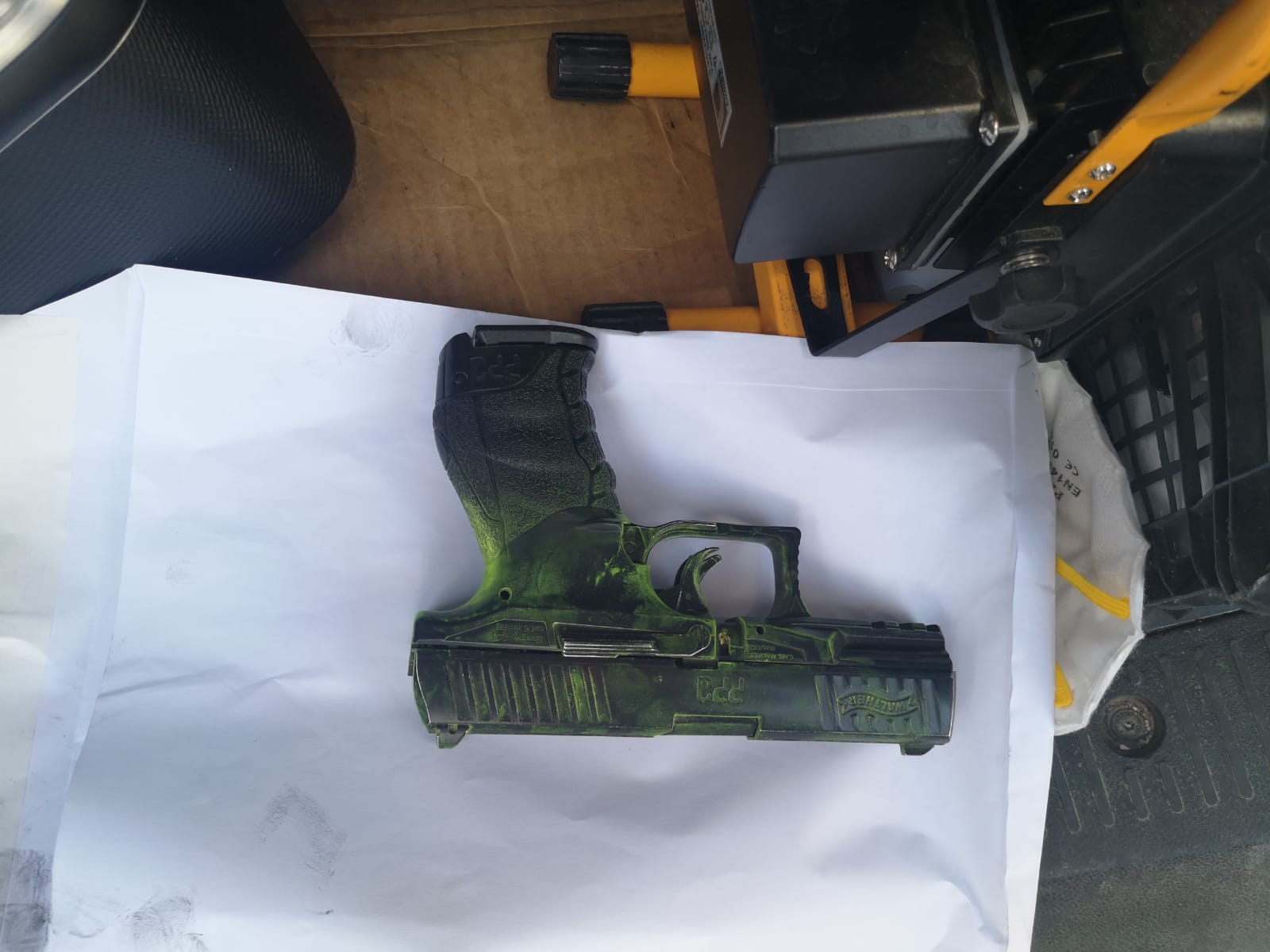 Doi tineri tulceni au furat o mașină amenințând proprietarul cu un pistol de airsoft