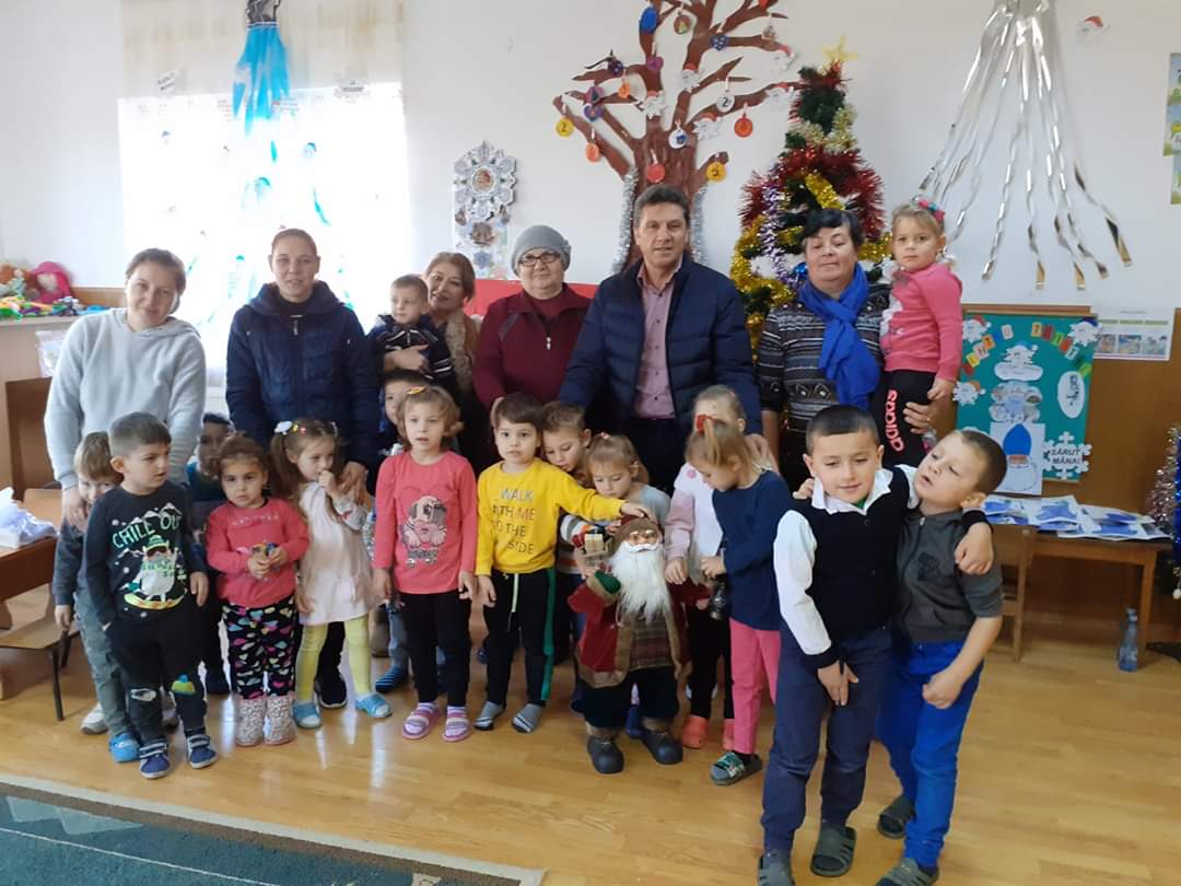 „Moș Nicolae” Badea a ajuns și la familia cu cei 9 copii și la grădinița din Ceamurlia de jos!