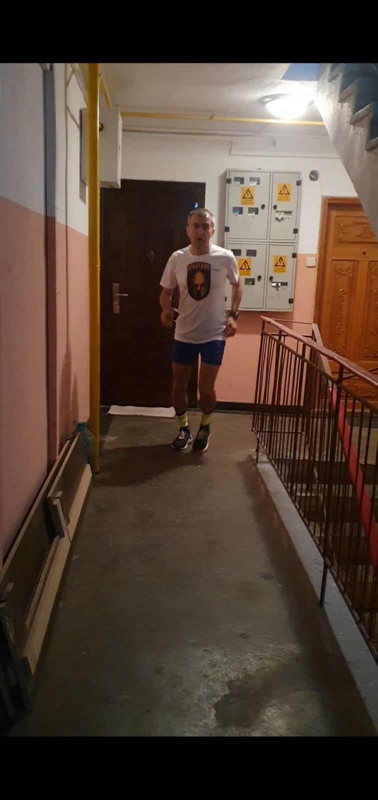 Jandarmul Sorin Andrici a alergat 100 de kilometri pe scări pentru copiii cu autism