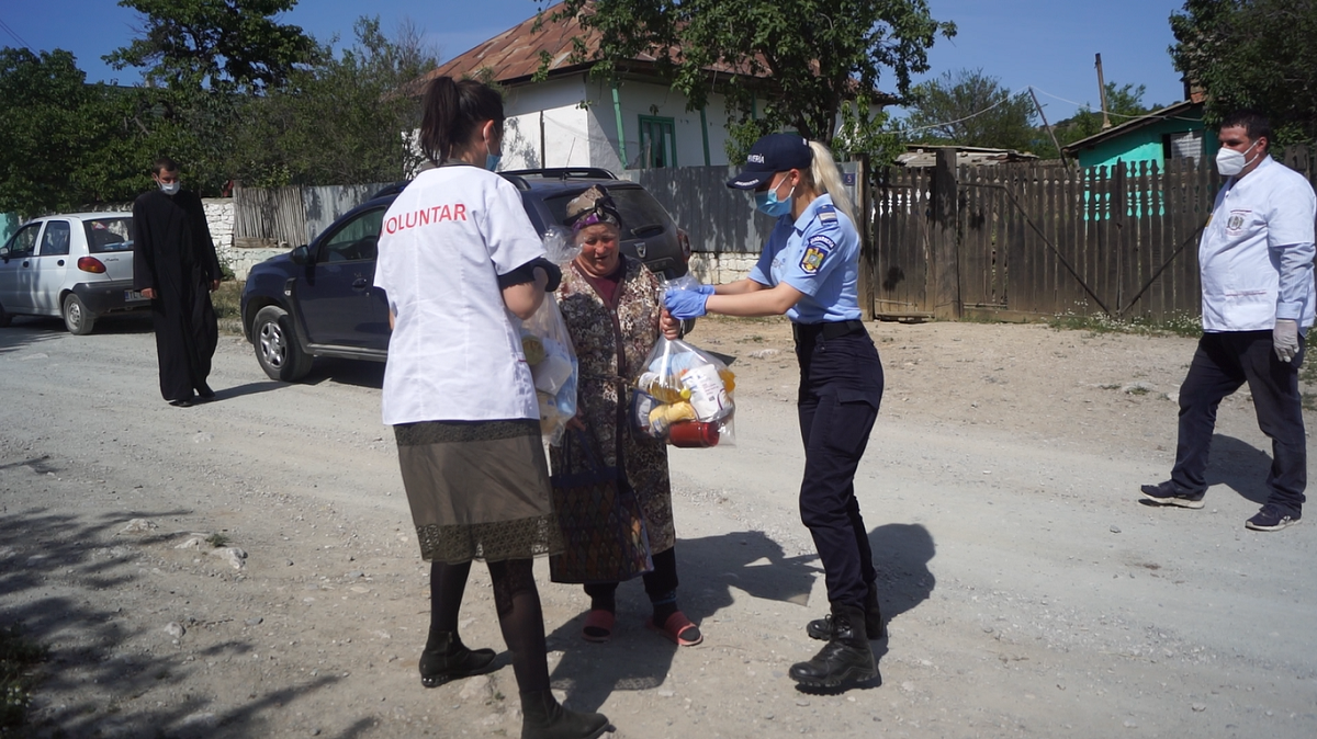 Jandarmii tulceni şi Patriarhia Română, în sprijinul familiilor nevoiaşe din mediul rural
