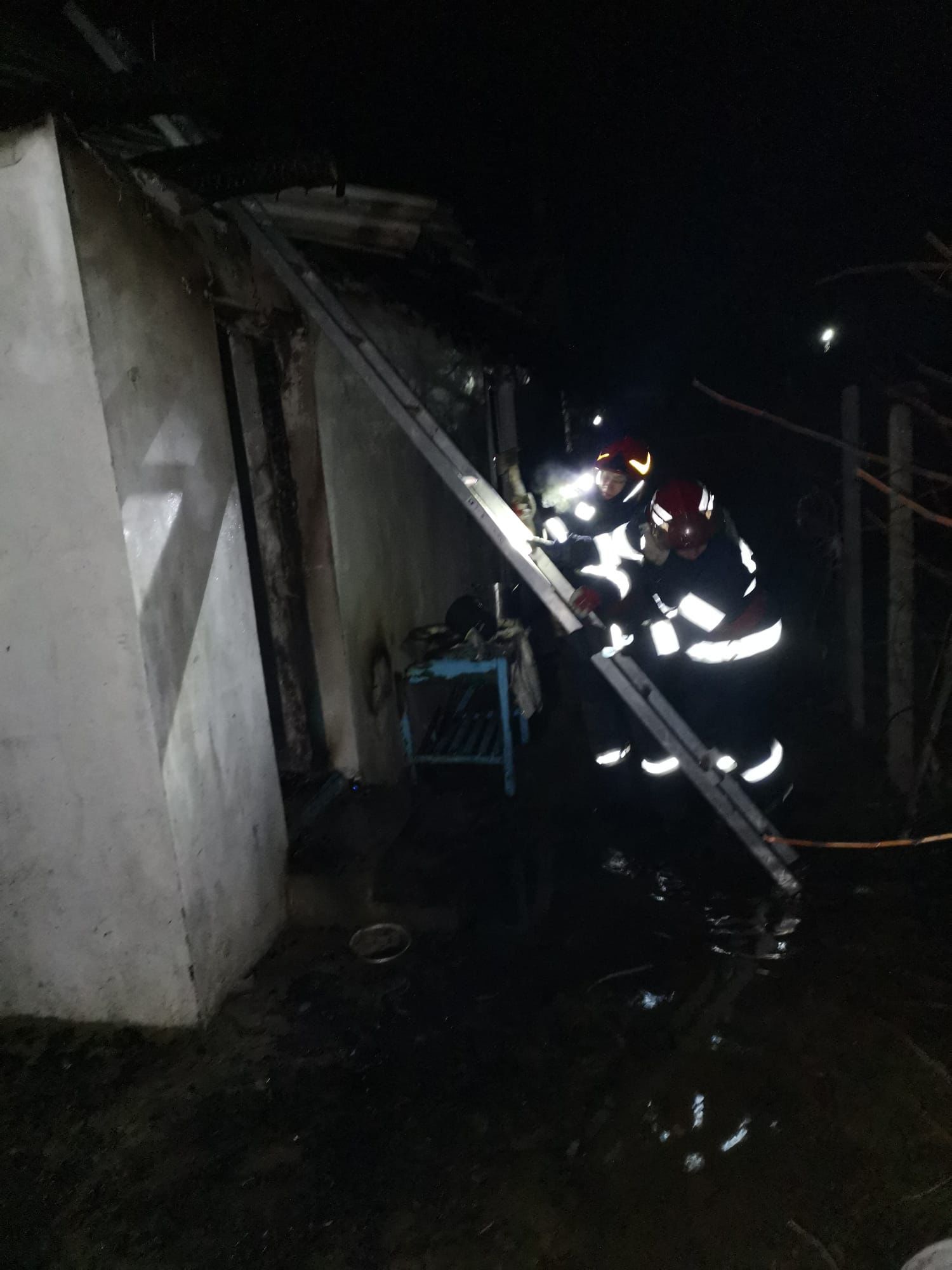 O femeie din Ostrov a decedat după ce casa i-a luat foc