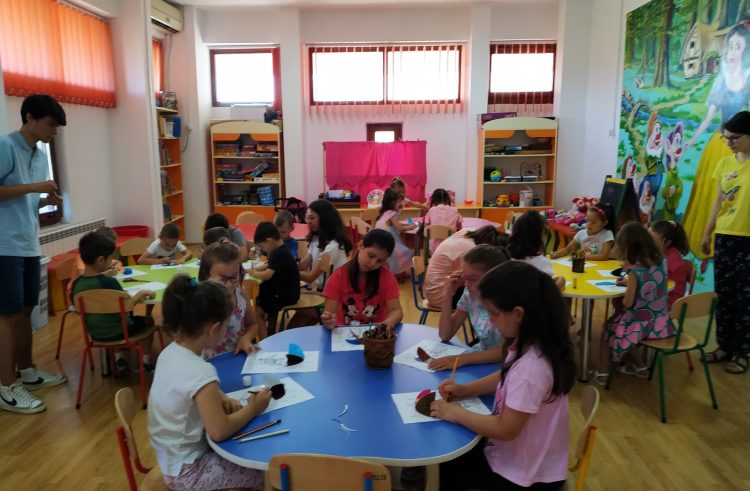Activități de vară pentru cei mici, organizate de Biblioteca Județeană „Panait Cerna“ și Muzeul de Artă