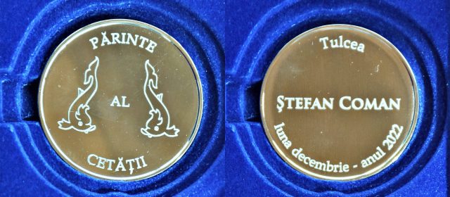 Profesorul Ștefan Coman a primit medalia „PĂRINTE AL CETĂȚII” și Diploma „IOAN NENIȚESCU” din partea „cetății” tulcene.De asemenea, DIPLOMA DE EXCELENȚĂ” din partea Asociației Naționale a Centrelor Culturale din România”