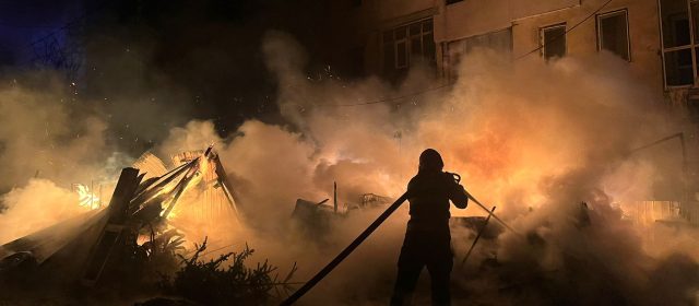 VIDEO: Incendiu pe strada Păcii. Flăcările au afectat și un bloc, locatarii au fost evacuați