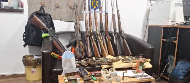 Mitraliere, muniție letală și o grenadă descoperite după percheziții la domiciiliile a doi bărbați din Tulcea