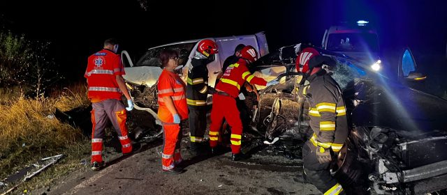 Un tânăr în vârstă de 19 ani a decedat dupa ce mașina în care se afla a intrat pe sensul opus lovind altă mașină