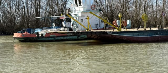 O ambarcațiune cu doi pescari la bord a fost lovită de un convoi si scufundată pe canalul Sulina, la mila 20    