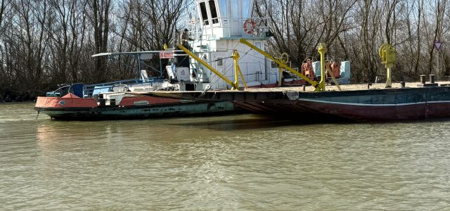 O ambarcațiune cu doi pescari la bord a fost lovită de un convoi si scufundată pe canalul Sulina, la mila 20    