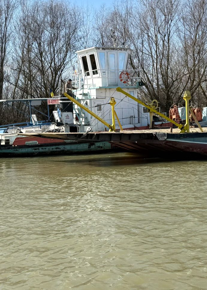 O ambarcațiune cu doi pescari la bord a fost lovită de un convoi si scufundată pe canalul Sulina, la mila 20    