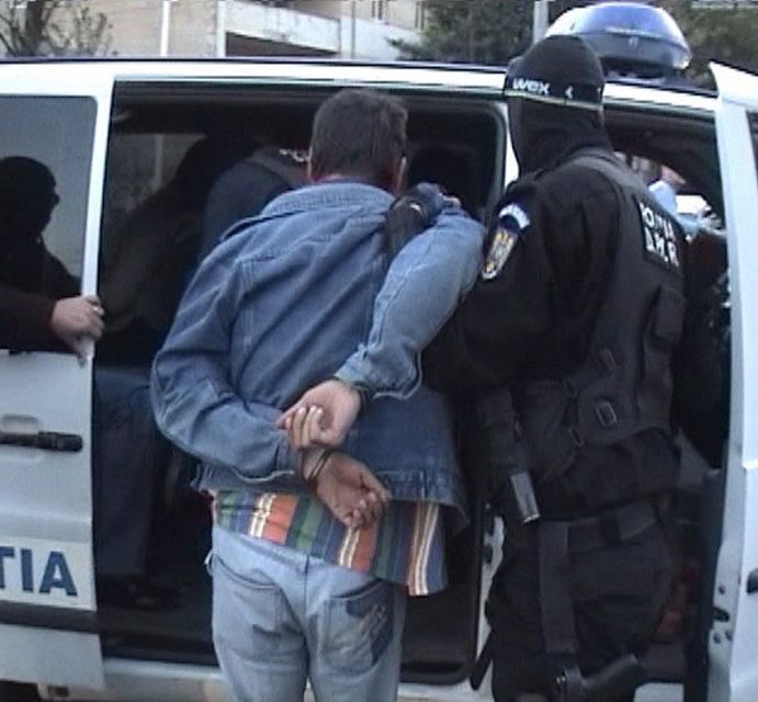 Bărbat trimis în judecată după ce a amenințat polițiști cu o coasă și și-a folosit nepoata de 3 ani pentru a împiedica intervenția forțelor de ordine