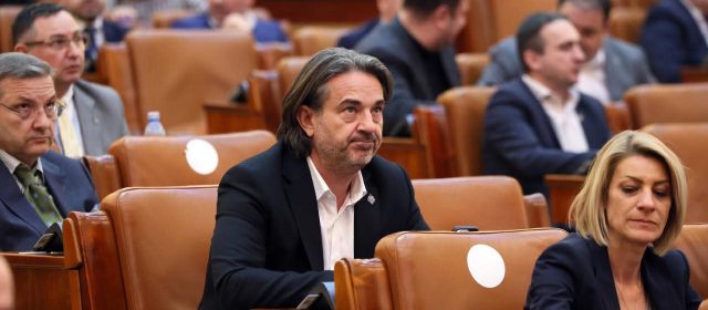 „Clasa simultană” a devenit simbolul abandonului copiilor de la țară. Iar statul continuă să numească asta „reformă”