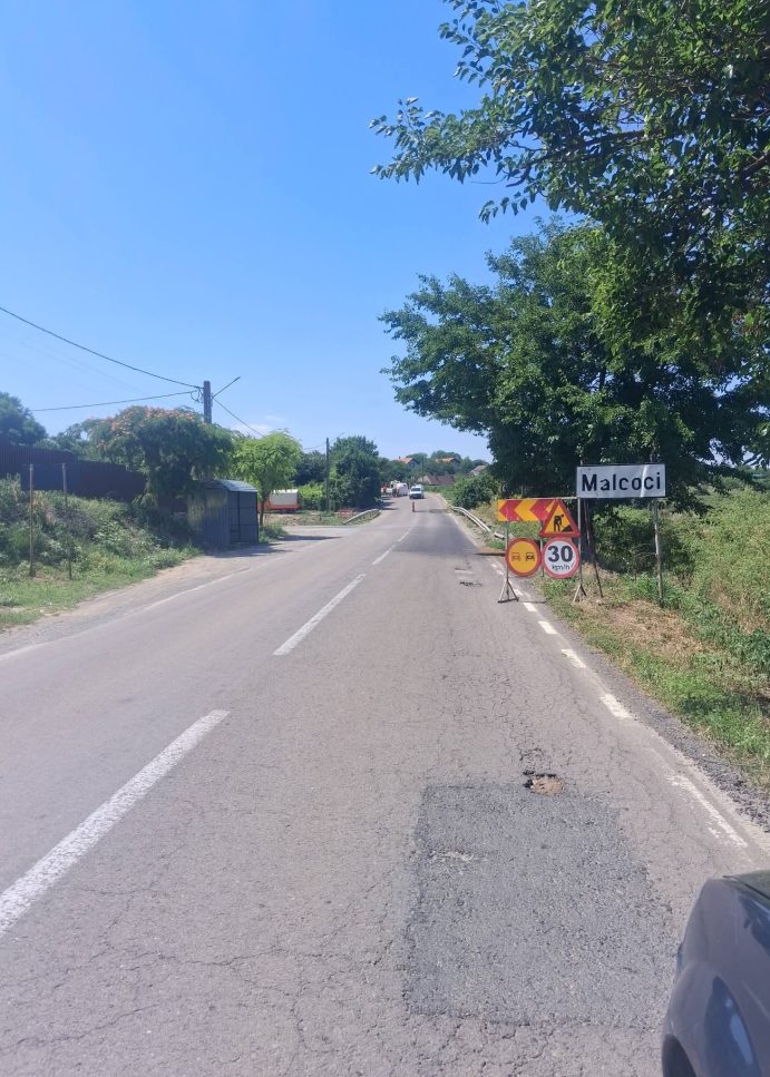 Au început lucrările de remediere a denivelărilor de pe DJ 222C, în localitatea Malcoci