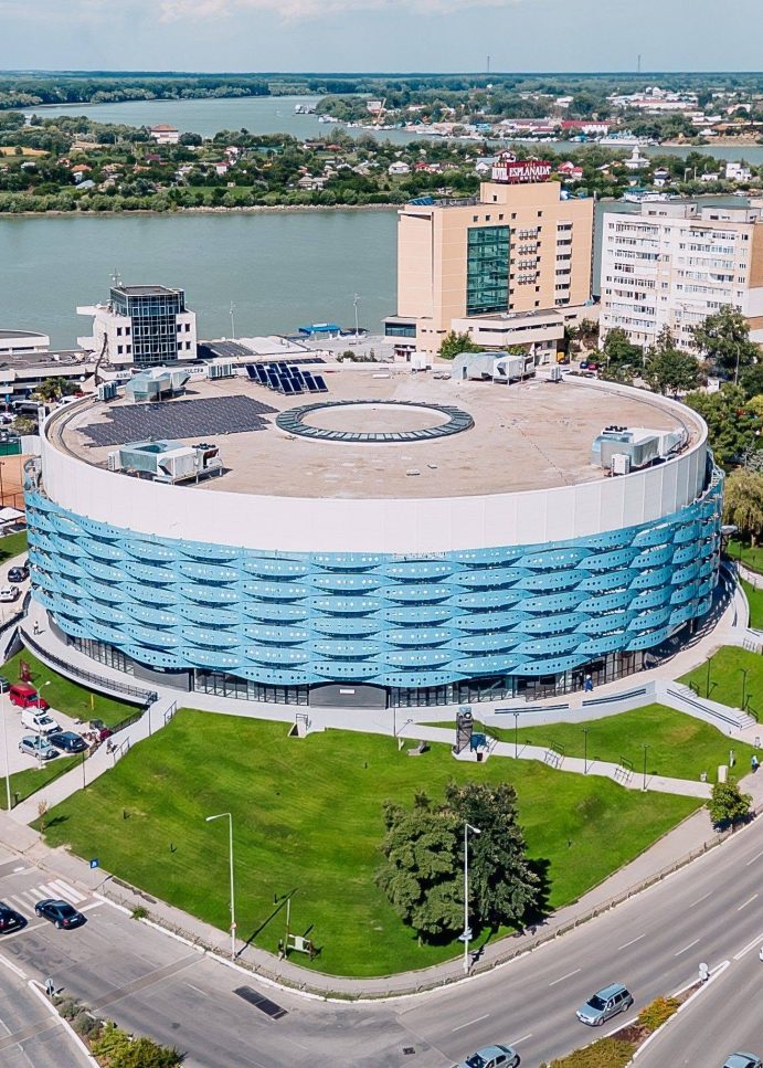 Campionate de volei și handbal, la Sala Polivalentă „Danubius Arena“ Tulcea În ședința ordinară de miercuri, 30 septembrie 2026, consilierii județeni au aprobat două proiecte de hotărâre cu referitoare la parteneriatele dintre Județul Tulcea și federațiile de specialitate, în vederea organizării a două competiții deosebit de importante: „Joc Calificare Campionat European de Seniori Handbal Masculin România – Polonia“, care va avea loc în perioada 6-9 noiembrie 2026, respectiv Supercupa României la Volei Feminin și Masculin – ediția 2026, programată pentru perioada 16-17 octombrie 2026. Organizarea acestor competiții la Tulcea reprezintă un moment de referință pentru sportul de performanță în noua Sală Polivalentă, contribuind la promovarea județului Tulcea ca destinație pentru evenimente sportive majore și la consolidarea imaginii acestuia pe plan național. Totodată, evenimentele vor oferi publicului local oportunitatea de a urmări la cel mai înalt nivel sportul românesc și va încuraja participarea tinerilor la activități sportive.