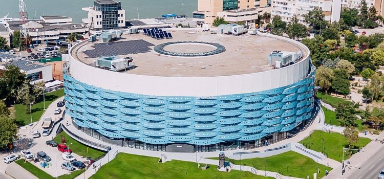 Campionate de volei și handbal, la Sala Polivalentă „Danubius Arena“ Tulcea   În ședința ordinară de miercuri, 30 septembrie 2026, consilierii județeni au aprobat două proiecte de hotărâre cu referitoare la parteneriatele dintre Județul Tulcea și federațiile de specialitate, în vederea organizării a două competiții deosebit de importante: „Joc Calificare Campionat European de Seniori Handbal Masculin România – Polonia“, care va avea loc în perioada 6-9 noiembrie 2026, respectiv Supercupa României la Volei Feminin și Masculin – ediția 2026, programată pentru perioada 16-17 octombrie 2026.   Organizarea acestor competiții la Tulcea reprezintă un moment de referință pentru sportul de performanță în noua Sală Polivalentă, contribuind la promovarea județului Tulcea ca destinație pentru evenimente sportive majore și la consolidarea imaginii acestuia pe plan național.   Totodată, evenimentele vor oferi publicului local oportunitatea de a urmări la cel mai înalt nivel sportul românesc și va încuraja participarea tinerilor la activități sportive.